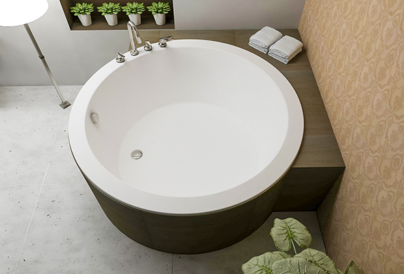 Small round bathtub