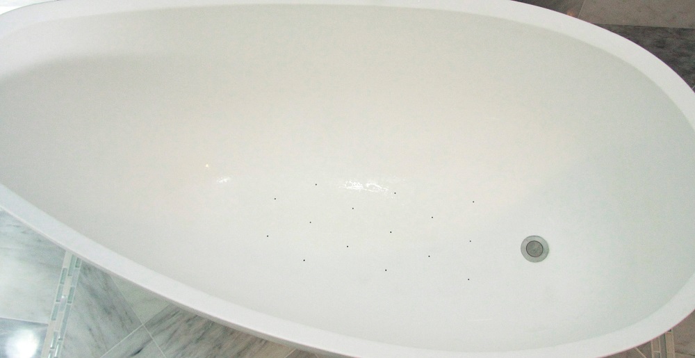 Hot air massage pin hole jets in freestanding bathtub